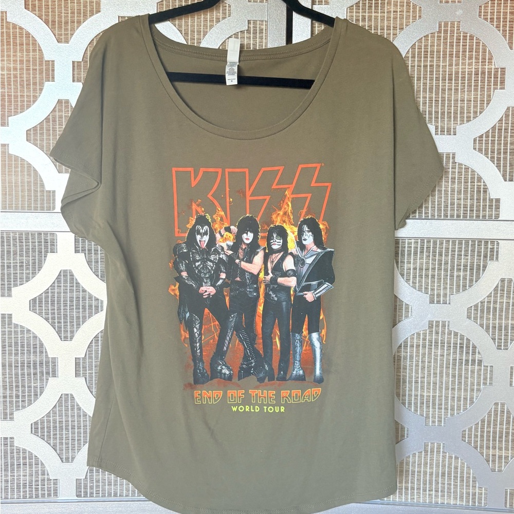 Kiss Green Graphic Short Sleeve Tee